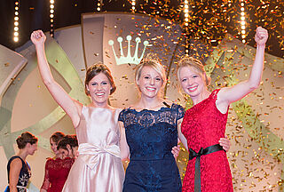 Die neuen deutschen Weinmajestäten: Weinkönigin Katharina Staab (mitte), Prinzessin Laura Lahm (links) und Prinzessin Charlotte Freiberger (rechts)
